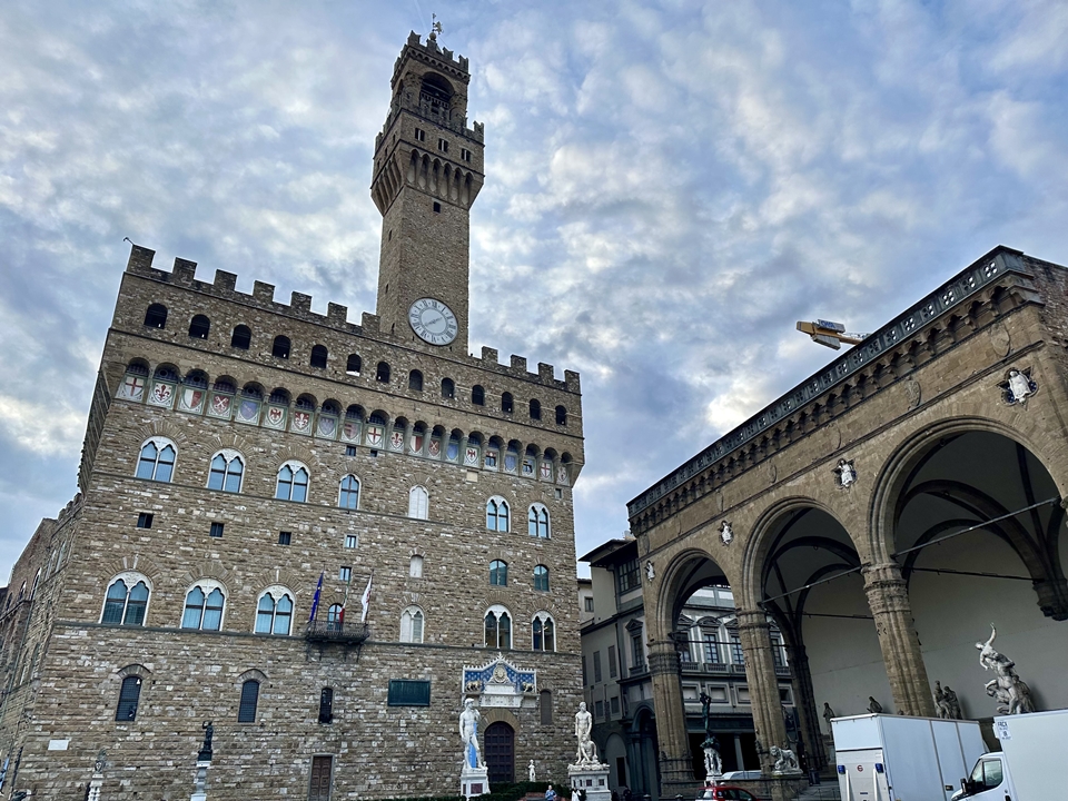 (좌측) 팔라쪼 베끼오궁(Palazzo Vecchio), 내부에 안뜰과 오백인의 방이 있다
