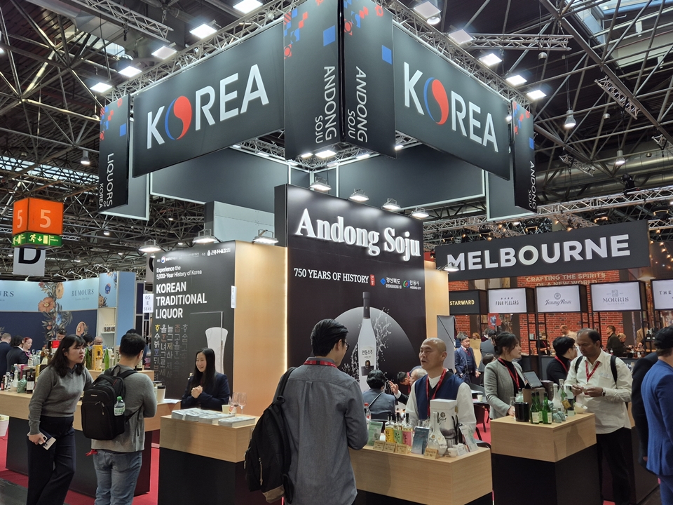 눈에 띄는 디자인으로 더 매력적인 안동소주협회의 부스 모습