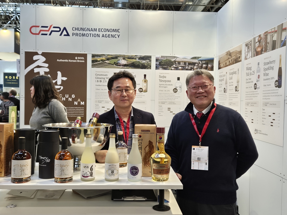 충남경제진흥원의 부스. 오른쪽은 사과로 만든 증류주 ‘추사’를 소개하고 있는 예산사과와인㈜의 정제민 대표.