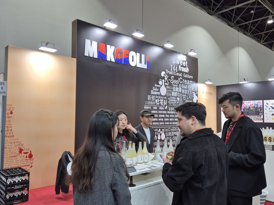 막걸리수출협의회의 부스에서 상담하는 모습