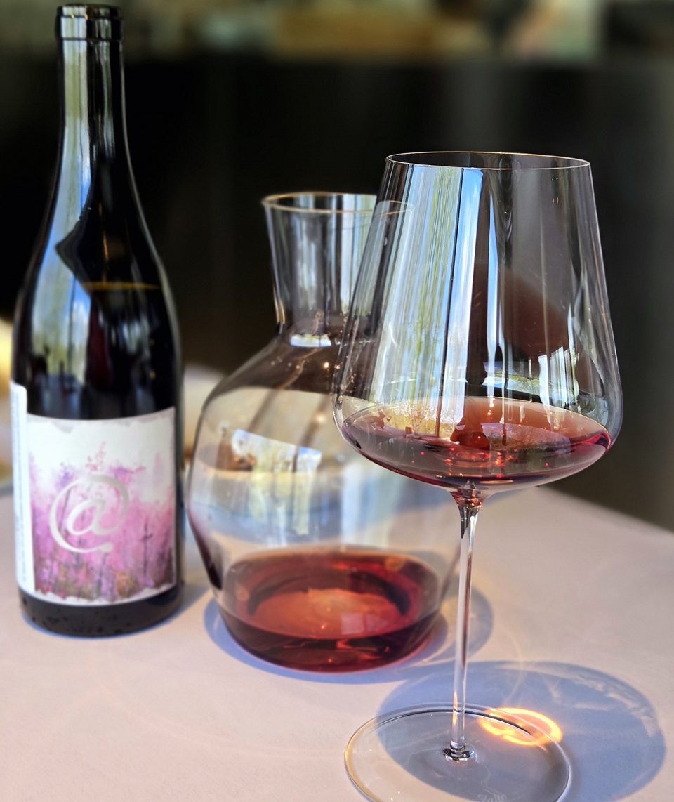 트루소(Trousseau)는 과실의 생동감과 상큼한 산도와 낮은 탄닌이 특징이라 섬세한 음식들과 어울림이 좋다