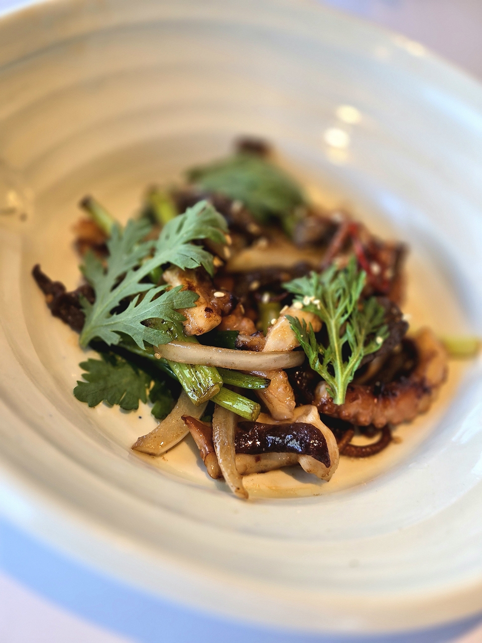 간장 양념으로 볶아낸 서울 반가댁의 낙지볶음과 아두와 트루소(Adroit Trousseau Siletto Estate) 2023는 훌륭한 페어링을 선보였다