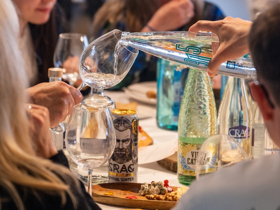 국내 럭셔리 워터 지리산 1915가 김하늘 워터소믈리에가 진행하는 프리미엄 워터 캠페인 후원에 동참했다고 밝혔다.