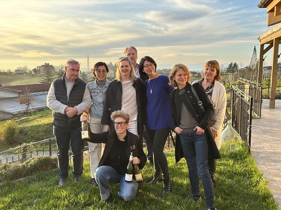 라 콜롬베라 와이너리 방문 후 오너이자 티모라쏘 여왕이란 닉네임으로 불리는 엘리자 세미노와 저널리스트들과 기념촬영. 앞 줄에 앉아있는 분이 엘리자 세미노다