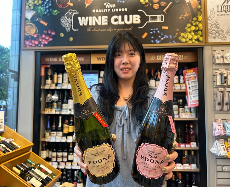 이마트24가 모바일 앱 주류 예약픽업 서비스인 ‘보틀오더’를 통해 희귀 위스키와 와인을 업계 단독으로 선보인다. (사진=이마트24)