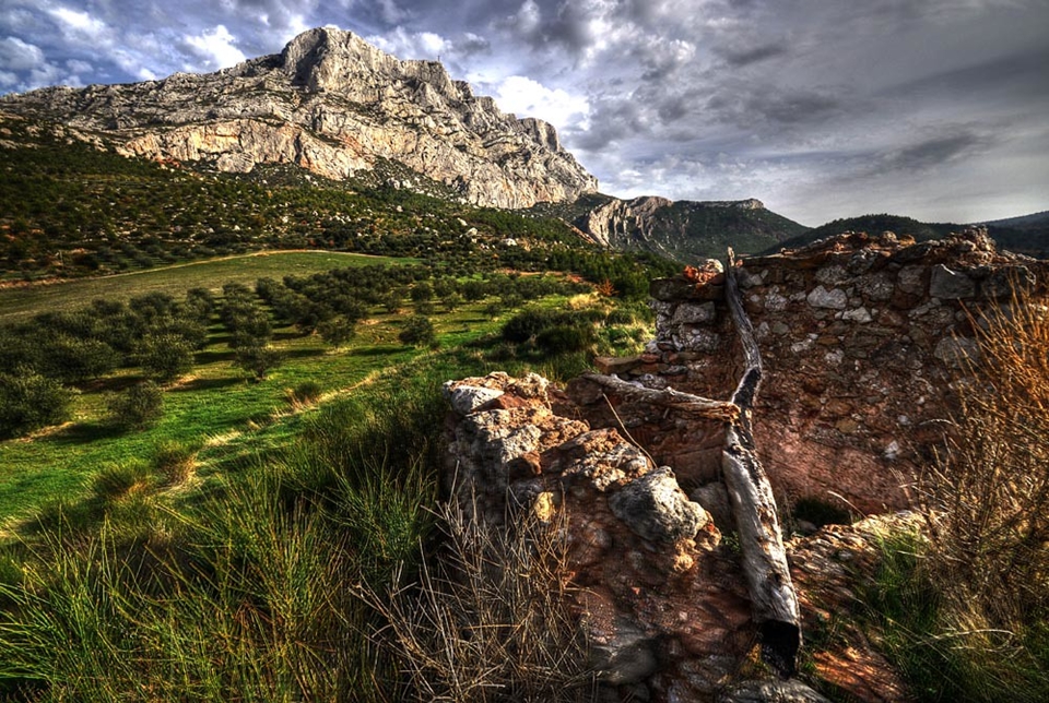 Sainte Victoire, Provence (사진=flickr, @marcovdz)