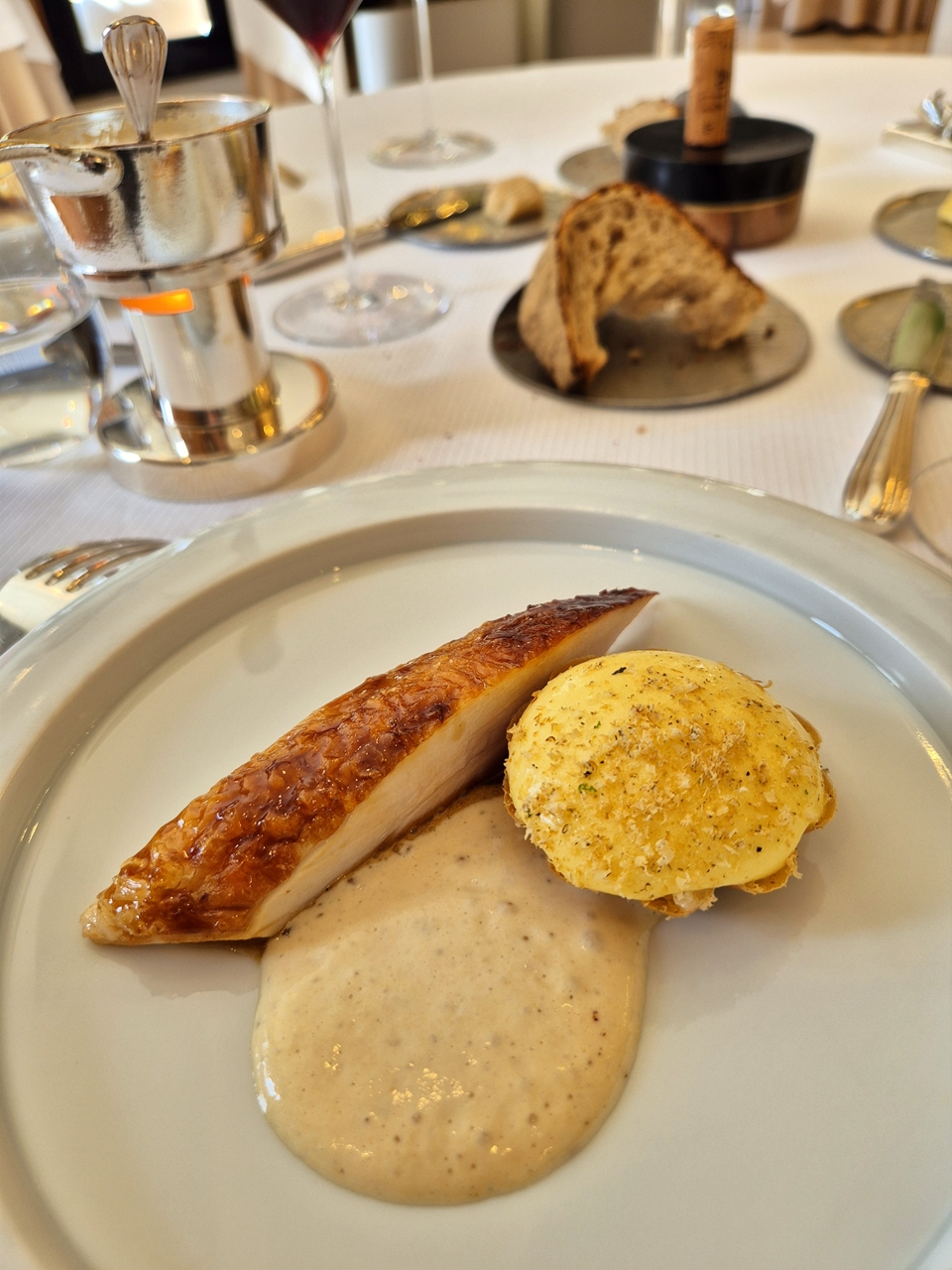 메인 요리 Farm Reared Hen cour d’Armoise / Celeriac (사진=마현수)