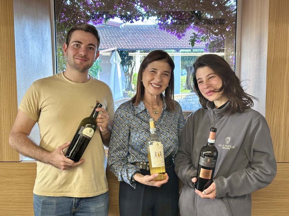 빌라 마틸데 아발로네의 오너 가족. 중앙이 2세대 마리아이다, 그녀 왼쪽이  딸 마리아 크리스티나다