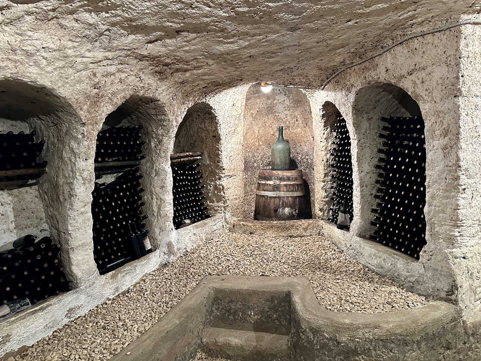 양조장 지하에 들인 동굴 셀러. 펠리치아가 생전에 만든 와인이 보관돼있다