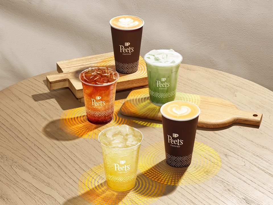피츠커피(Peet’s Coffee)는 아침 시간에는 에너지 음료, 저녁에는 수면 보조 효과가 있는 음료를 제공하며, 하루의 리듬에 맞춘 메뉴 구성을 시도하고 있다. (사진=PEET'S COFFEE INC.)