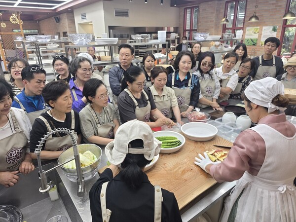 도미솔 식품 박미희 대표 물김치 시연 모습