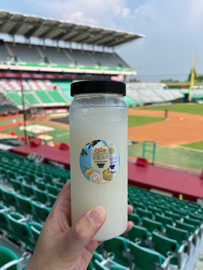 SSG랜더스필드 ‘코르크 픽미31’에서 판매 중인 서울장수의 ‘달빛유자’를 활용한 슬러시 (사진=서울장수)