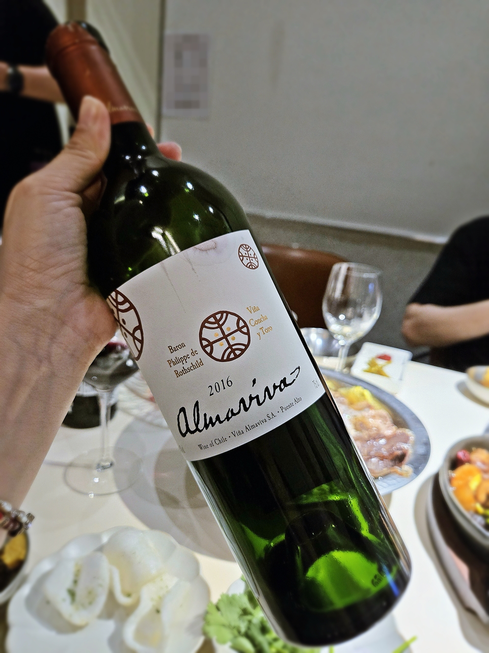 알마비바(Almaviva)는 칠레의 프리미엄 와이너리 콘차 이 토로(Concha y Toro)와 세계적인 와인 명가 바롱 필립 드 로칠드(Baron Philippe de Rothschild)가 합작해 탄생시킨  ‘보르도 그랑 크뤼’ 스타일의 칠레 프리미엄 와인이다