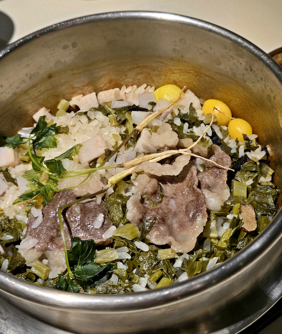 차돌박이, 능이버섯, 시래기, 아기삼을 넣어 주문과 동시에 지어내는 건강 영양솥밥  원기반, 알마비바 2016의 깊이 있는 풍미와 절묘하게 어우러졌다