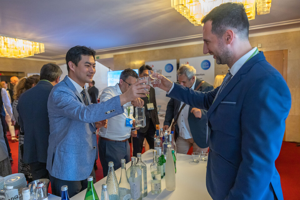 물을 마시는 것은 식수의 목적외에도 많은 것을 대체할 수 있다. @BWF