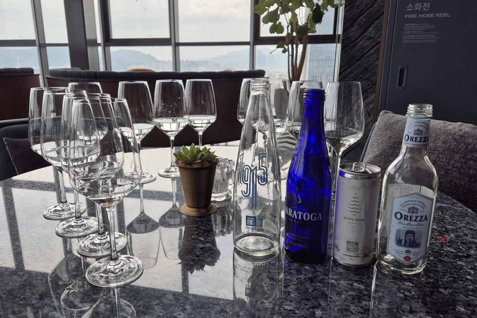 시음 워터는 프리미엄워터캠페인 후원 브랜드인 국내 유일 유리병 워터인 지리산 1915와 코발트 블루 심볼의 사라토가 탄산수가 준비됐으며, 게스트 리스트는 호주 타즈마니아의 퓨어 미스트 스파클링과 프랑스 코르시카 섬의 천연 탄산수 오레짜가 준비되었다.