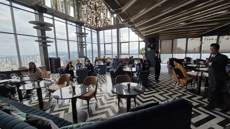 소피텔 앰배서더 서울 라티튜드32에서 진행된 김하늘 워터소믈리에의 두 번째 프리미엄 워터 캠페인