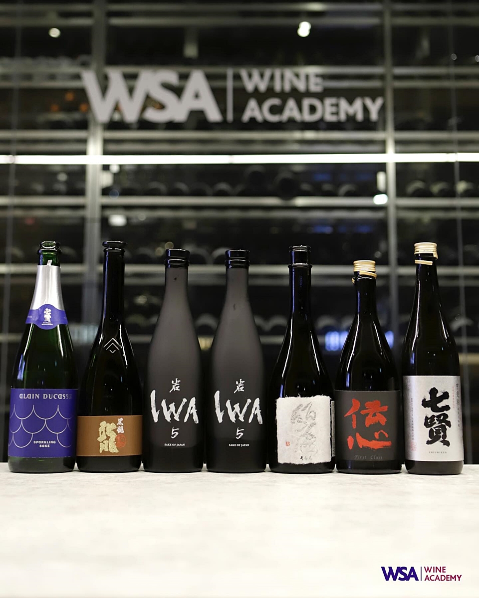 WSA와인아카데미에서 '프리미엄 사케(Premium Sake)' 특별 세미나가 성공적으로 개최됐다, 왼쪽부터 '알랭 뒤카스 스파클링 사케(七賢 アラン デュカス スパークリング サケ)', '고쿠류 다이긴조류(黒龍 大吟醸 龍)', '이와 5 아쌍블라주(IWA 5 Assemblage) 2', '이와 5 아쌍블라주(IWA 5 Assemblage) 5', '센킨 우라라(せんきん 仙禽 麗)', '덴신 퍼스트 클래스 다이긴조(伝心 First Class 純米大吟醸)'