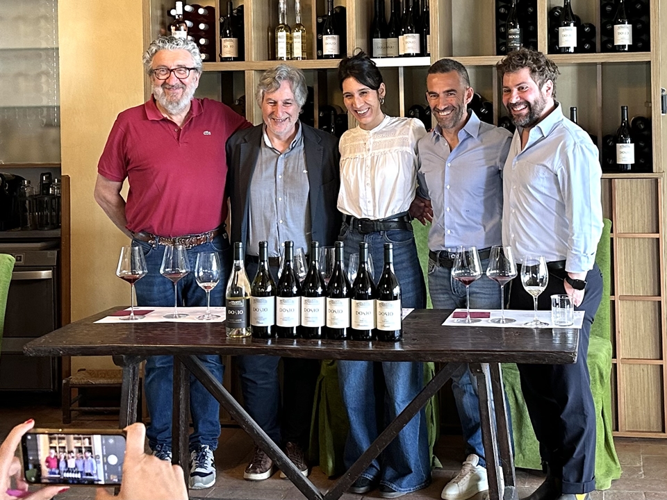 맨 왼쪽이 양조 컨설팅의 귀재 잔프란코 코르데로, 중앙이 오너家 남매 중 키아라 란치, 그녀 우측은 도시오 양조팀 수장인 안드레아 아우티노