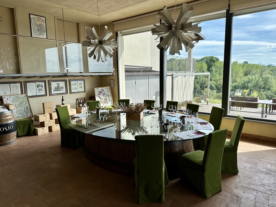 도시오 비녜티 시음실. 바롤로 언덕 중 해발고도로 3위 안에 드는 세라데나리 뷰를 감상할 수 있다.