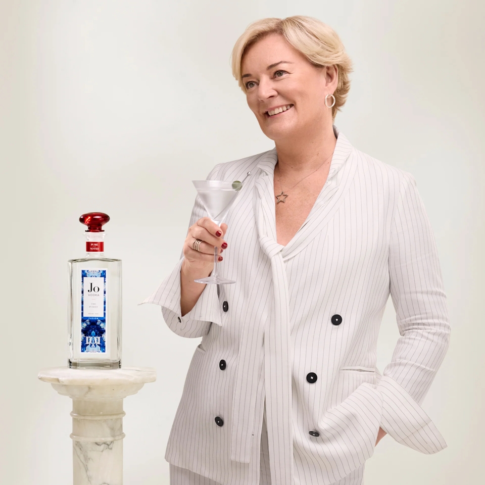 세계적인 향수 디자이너 조 말론(Jo Malone CBE)이 프리미엄 보드카 브랜드 ‘조 보드카(Jo Vodka)’를 새롭게 론칭하며 증류주 시장에 본격 진출했다. (사진=Jo Vodka)