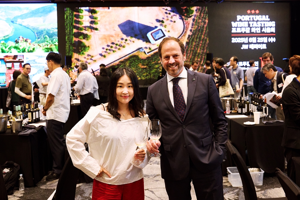 2025 포르투갈 와인 그랜드 테이스팅(Wines of Portugal Grand Tasting) 현장, 도윤 기자와 포르투갈 와인협회(Wines of Portugal) 회장 프레데리코 팔카웅(Frederico Falcão)