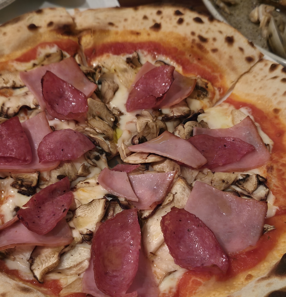 토마토 소스를 기본으로 머쉬룸과 햄, 살라미를 올린 피자