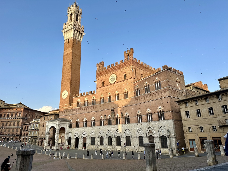 시에나 캄포 광장과 시청사 건물