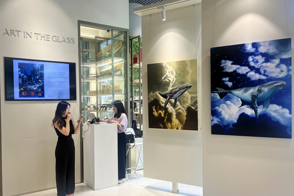 작품을 소개하고 있는 아트인더글라스 7월 테마 작가 '장윤선 작가'