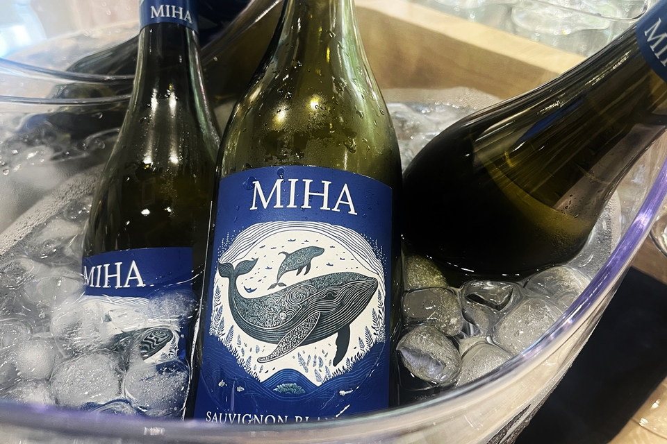 미하 소비뇽 블랑 와인은 한 케이스가 판매될 때마다 일정 금액이 뉴질랜드 고래 및 돌고래 보존 재단에 기부된다.