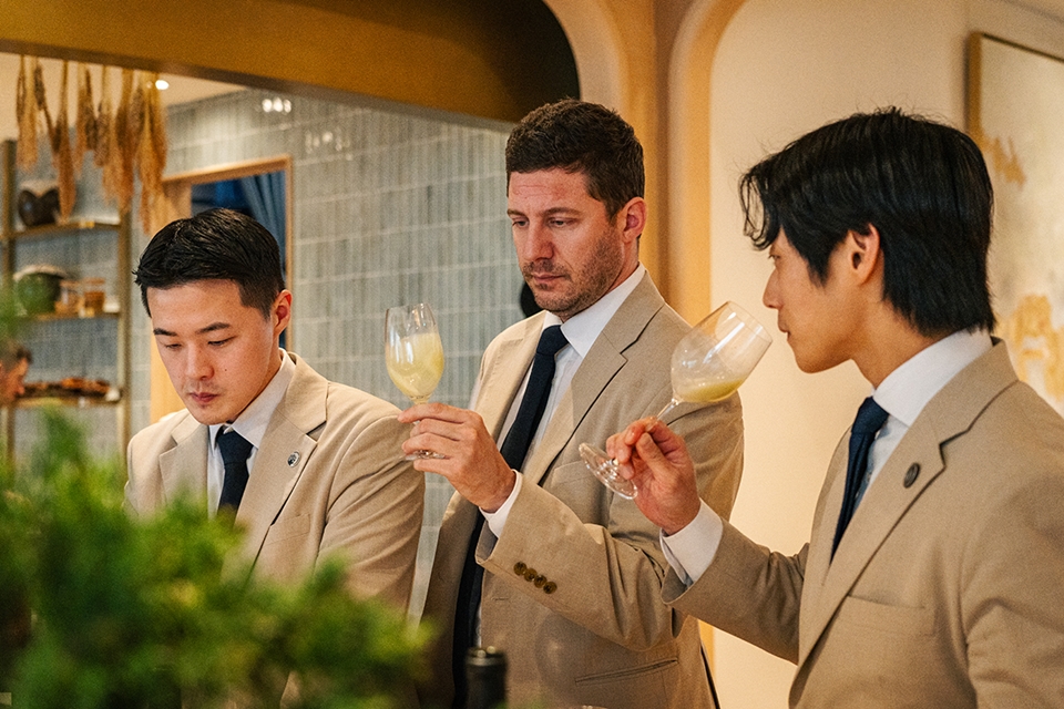 디너 전 음료를 테이스팅 하는 에빗 소믈리에 팀. 왼쪽부터 손승환, Yanis Feral, 박준호 소믈리에 (사진=에빗)