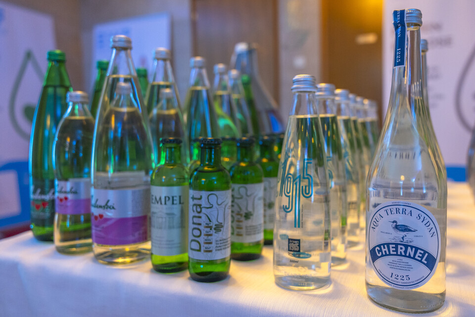 다양한 유리병 생수들 @BWF 2024