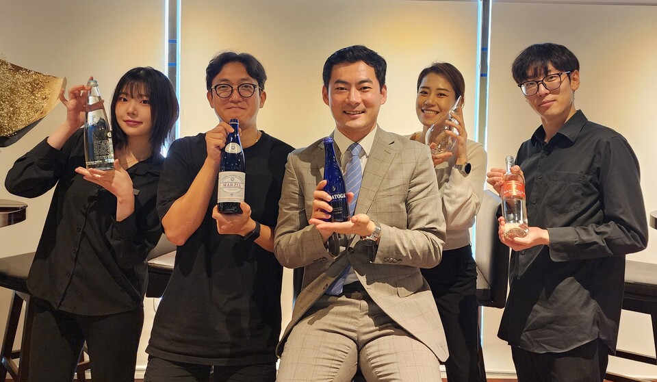 까사델비노는 시그니쳐 바에서 750여종의 와인을 합리적인 가격에 즐길 수 있다. @까사델비노