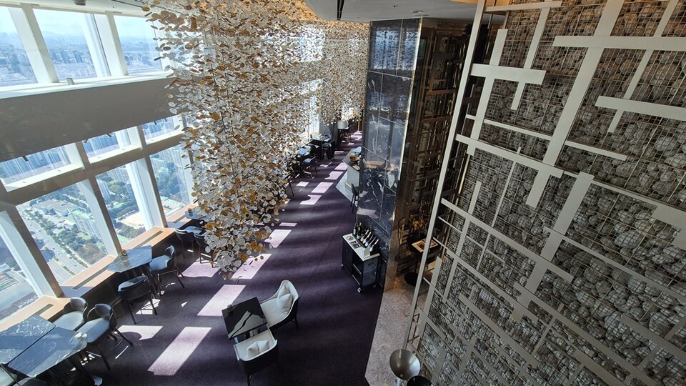 롯데 시그니엘 81층에 위치한 BAR 81