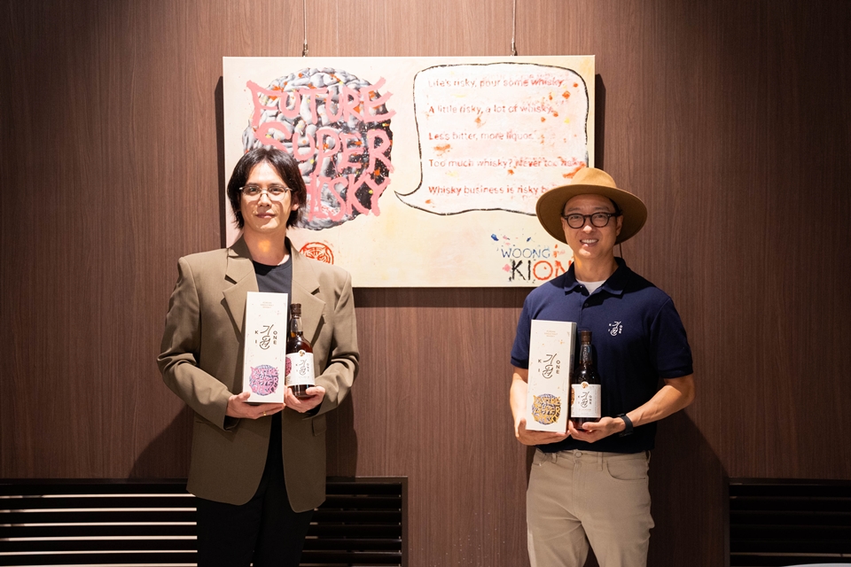 한국 최초의 싱글몰트 위스키 브랜드 기원(KI ONE)과 배우 겸 화가 박기웅 작가의 협업으로 탄생한 한정판 아트 위스키 ‘기원 x 박기웅 스페셜 리저브’ (사진=롯데백화점 & 기원)