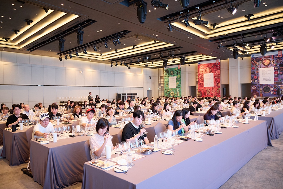 참가자들이 페어링 테이스팅을 경험하고 있다 (사진=유럽연합)