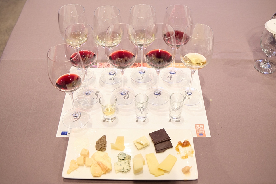이번 세미나에서는 총 12종의 EU산 GI 및 유기농 와인, 주류와 12종의 치즈·프리미엄 디저트 등의 제품을 조합한 독창적인 페어링 제안이 선보여졌다 (사진=유럽연합)