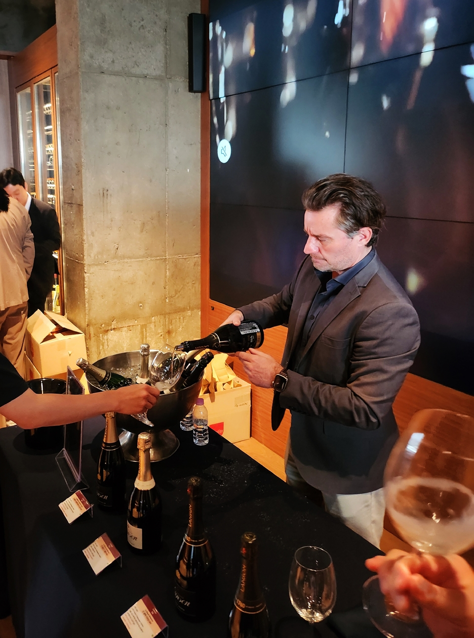 샴페인 랑송의 아시아 수출 디렉터 로랑 발리(Laurent Valy)가 참석자들에게 시음을 도와주고 있다.