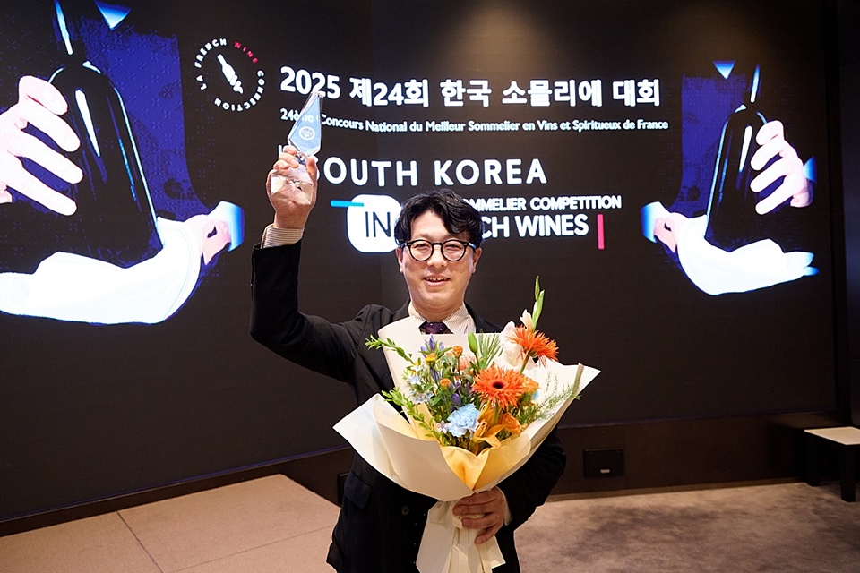 2025년 제 24회 한국 소믈리에 대회 우승자는 CJ 푸드빌 더스테이크하우스의 이형택 소믈리에이다