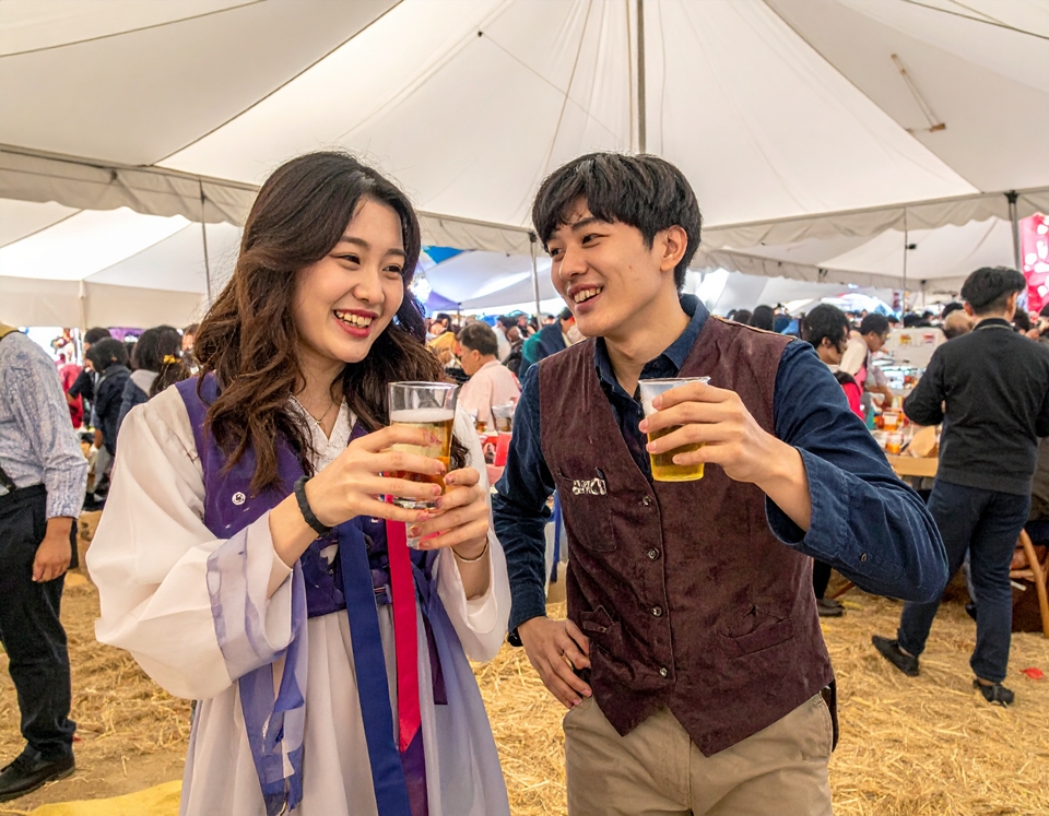 AI가 그린 전통주 옥토버페스트를 즐기는 사람들 @Firefly