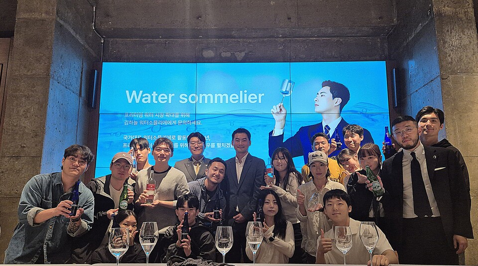 정식당은 홀 서비스 직원뿐만 아니라 주방과 패스츄리 직원까지 워터 캠페인에 참여했다. @정식당