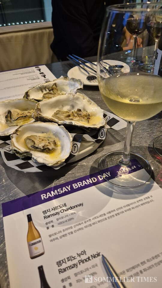 램지 샤르도네와 페어링된 통영산 그릴드 오이스터