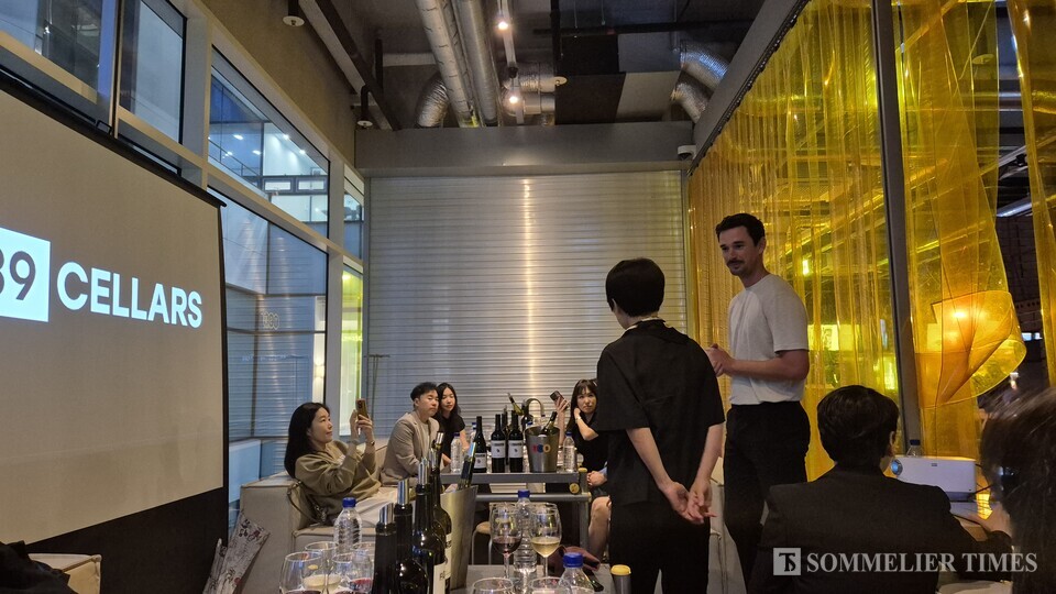 켄 코너가 램지 와인에 대해 설명하고 있다.