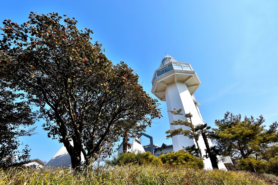 전남 여수 오동도등대와 동백꽃. (제공= 한국항로표지기술원)