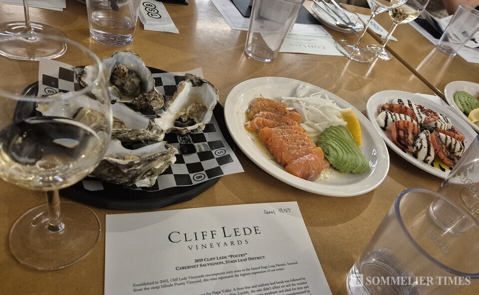 탭샵바 청계점에서 다양한 페어링 메뉴와 클리프 레이디 5종의 와인 시음을 진행했다.