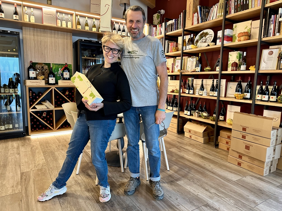 지난 10월 23일  성황리에 열린 티모라쏘 쇼를 기획한 엘리자 세미노와 다비데 부부. 다비데는 포도 품종  및 재배 전문가로 다 수의 와이너리 컨설턴트로 활약하고 있다. 그는 포도 재배 전문 컨설팅 기관인 비냐베리타스 VignaVeritas의 대표이기도 하다