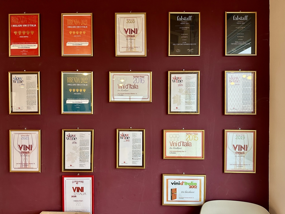 시음실 벽을 가득 채운 국내외 유수 와인평가지가 수여한 상장들