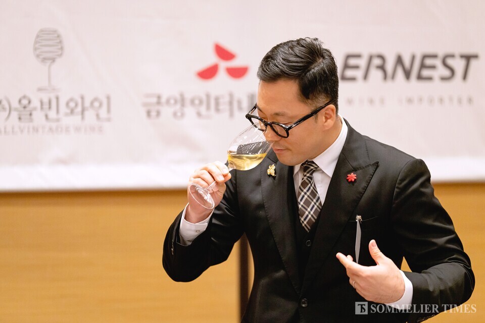 2025 내추럴 와인 소믈리에 경기대회를 치르고 있는 김진수 소믈리에