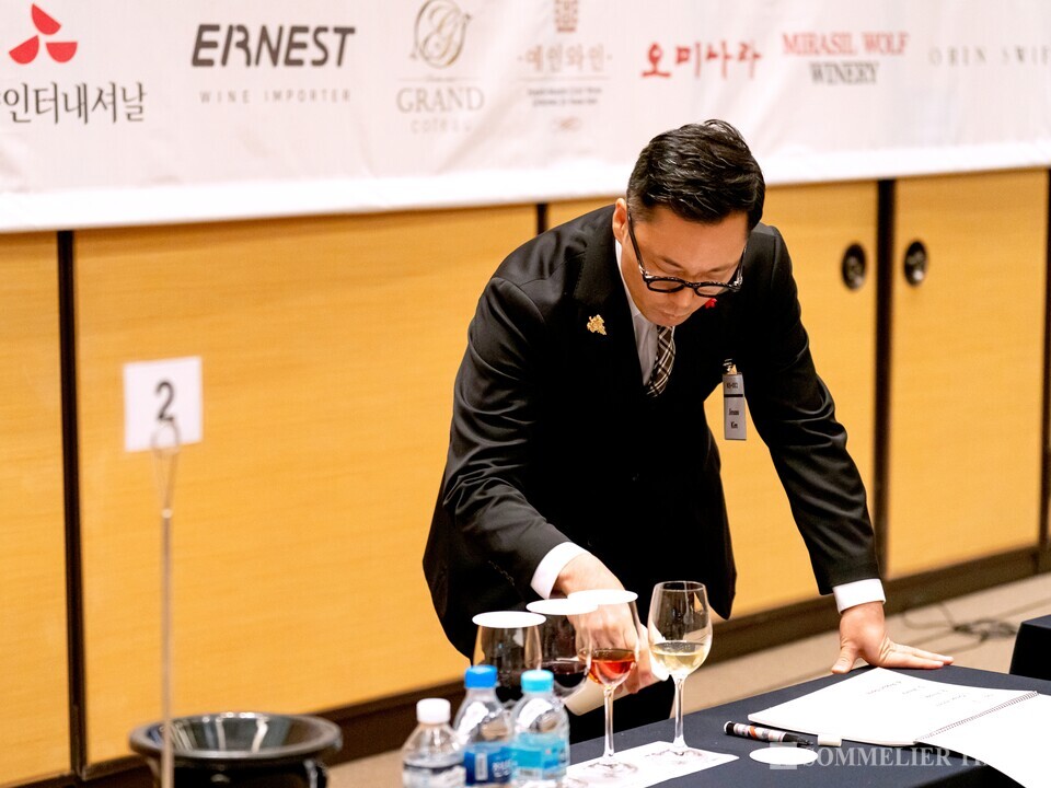대회에서 내추럴 와인 블라인드테이스팅을 진행하고 있는 김진수 소믈리에