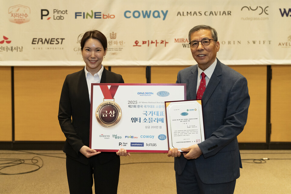 한국 국가대표 워터소믈리에 우승자 정진영 대표와 (사)한국국제소믈리에협회 고재윤 회장 @KISA